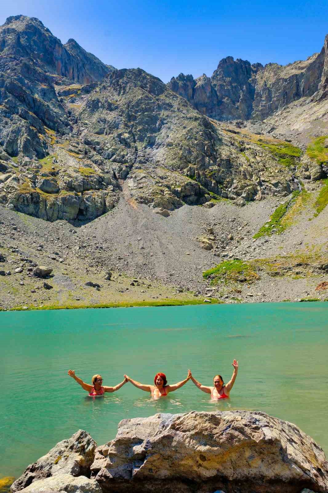 İzmir&rsquo;den gelip 3 bin metrede serinlediler
