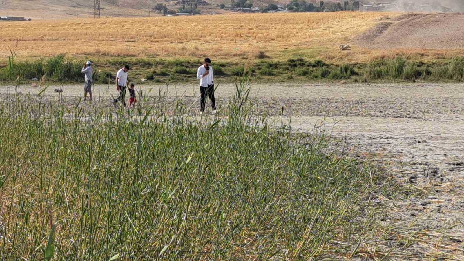 Heybeli G&ouml;l&uuml; kuraklık nedeniyle tamamen kurudu
