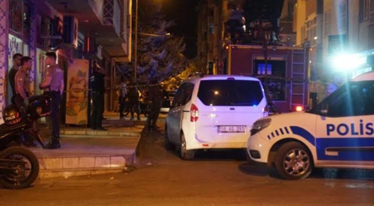 Siirt’te boşanma aşamasındaki eşinin dairesine giren kişi önce evi ateşe verdi sonra intihar etti