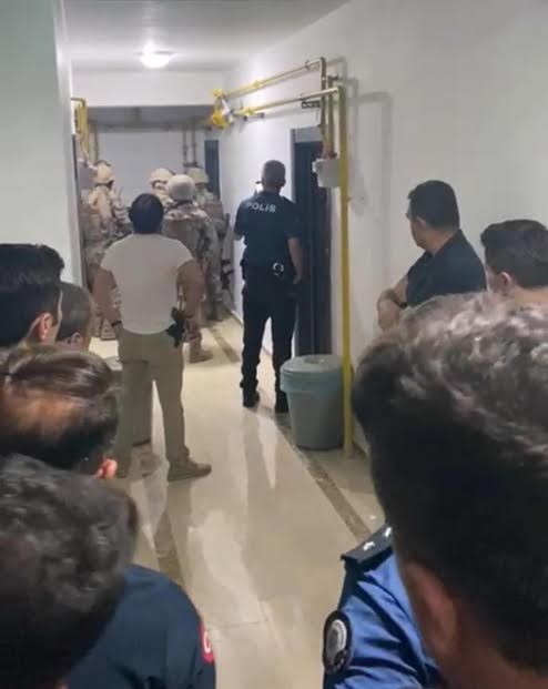 Siirt’te boşanma aşamasındaki eşinin dairesine giren kişi önce evi ateşe verdi sonra intihar etti
