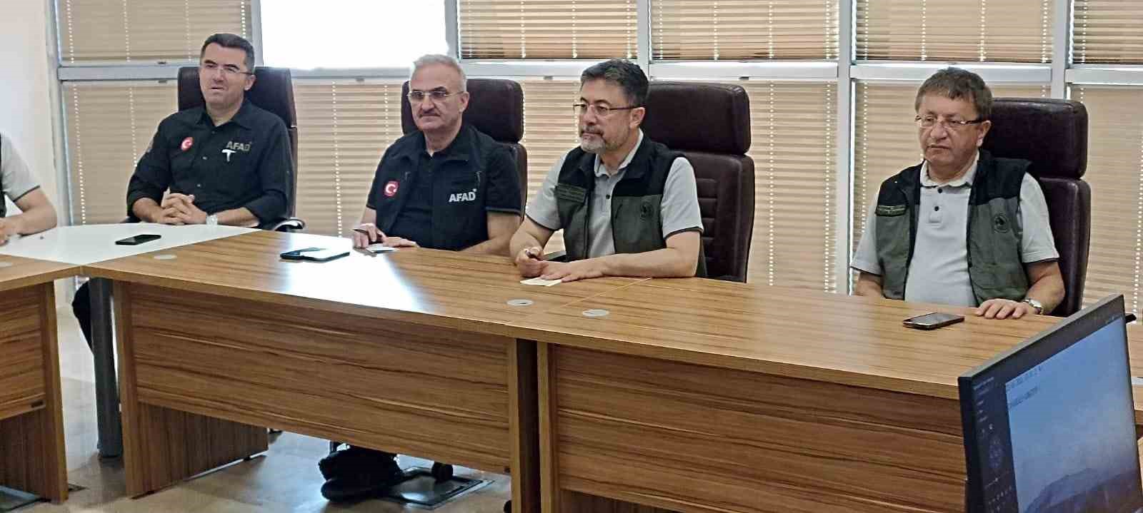 Bakan Yumaklı: &ldquo;Yangının ilerlemesini durdurduk. D&uuml;ne g&ouml;re daha avantajlıyız&rdquo;
