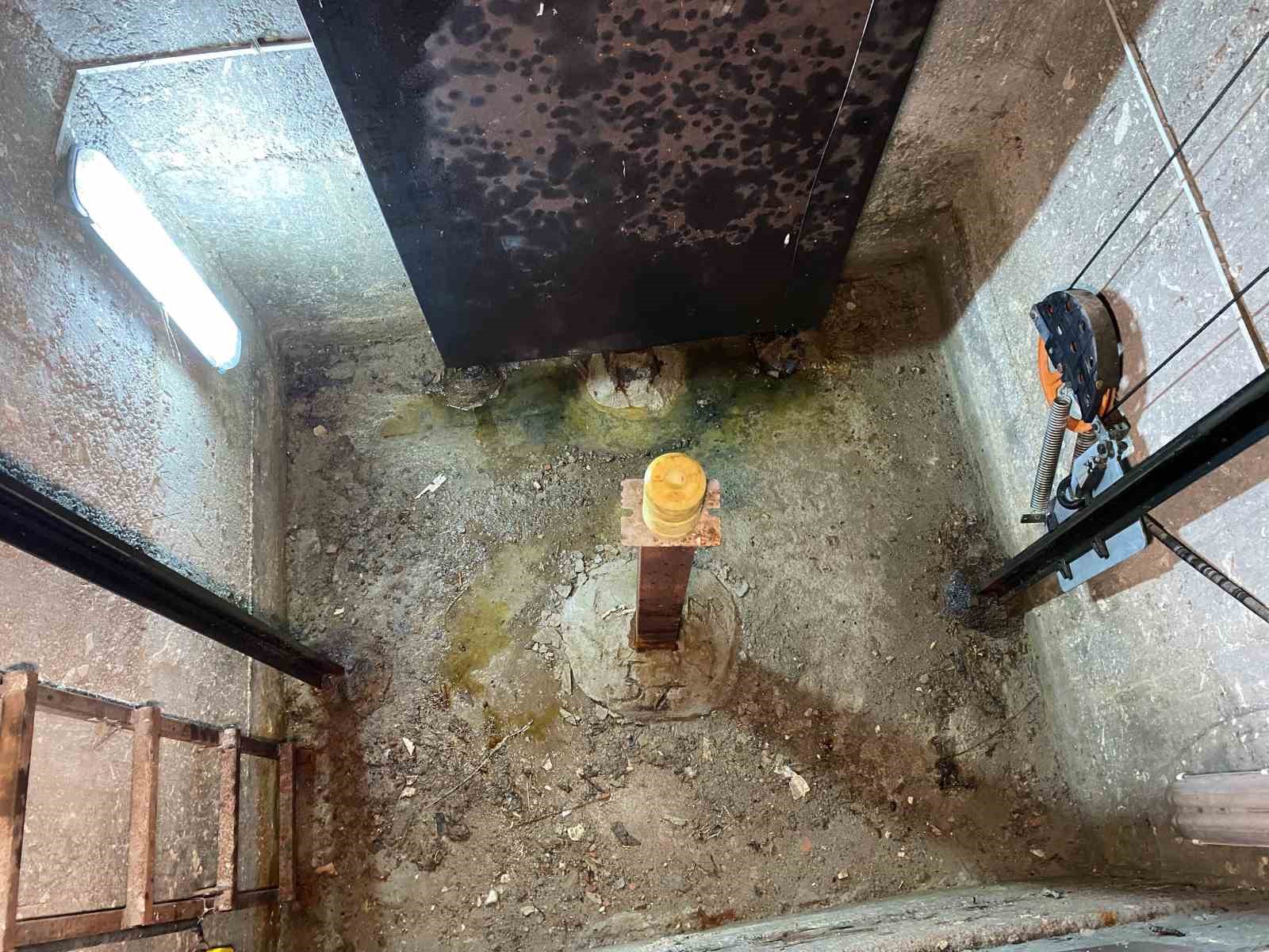 Bağcılar&rsquo;da binaların altından temele sızan su mahalleliyi tedirgin ediyor
