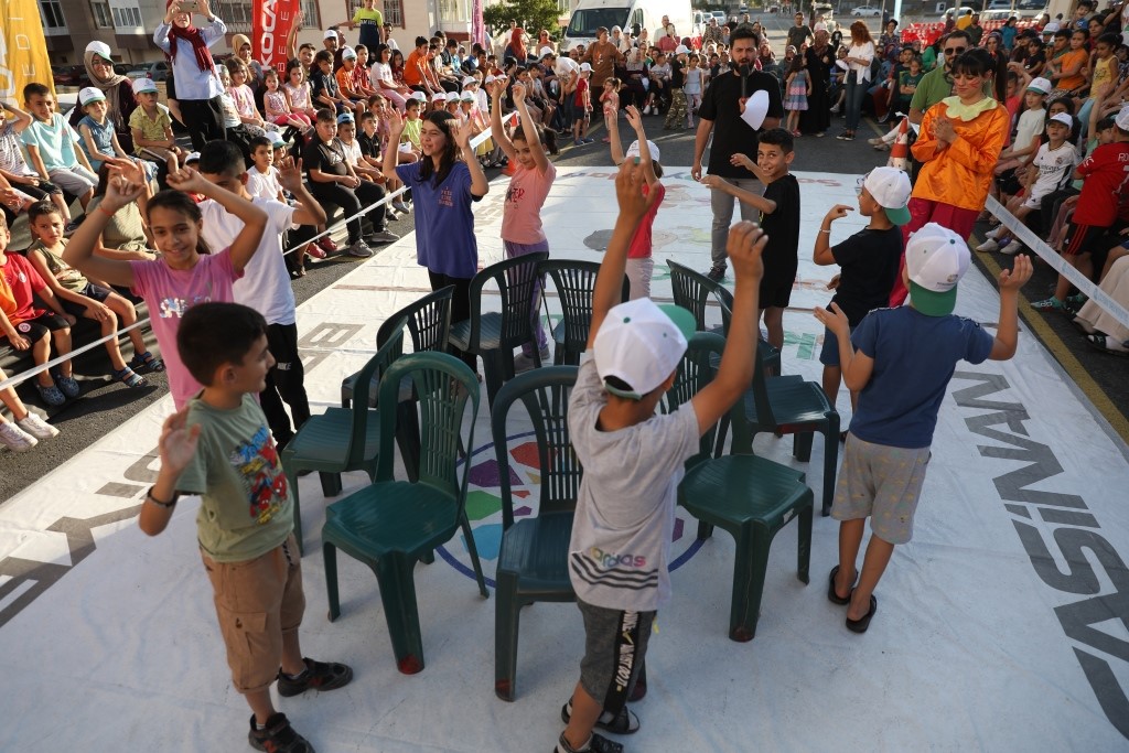 Kocasinan’ın sokak oyunları şenliğinde Başkan Amca’ya sevgi seli