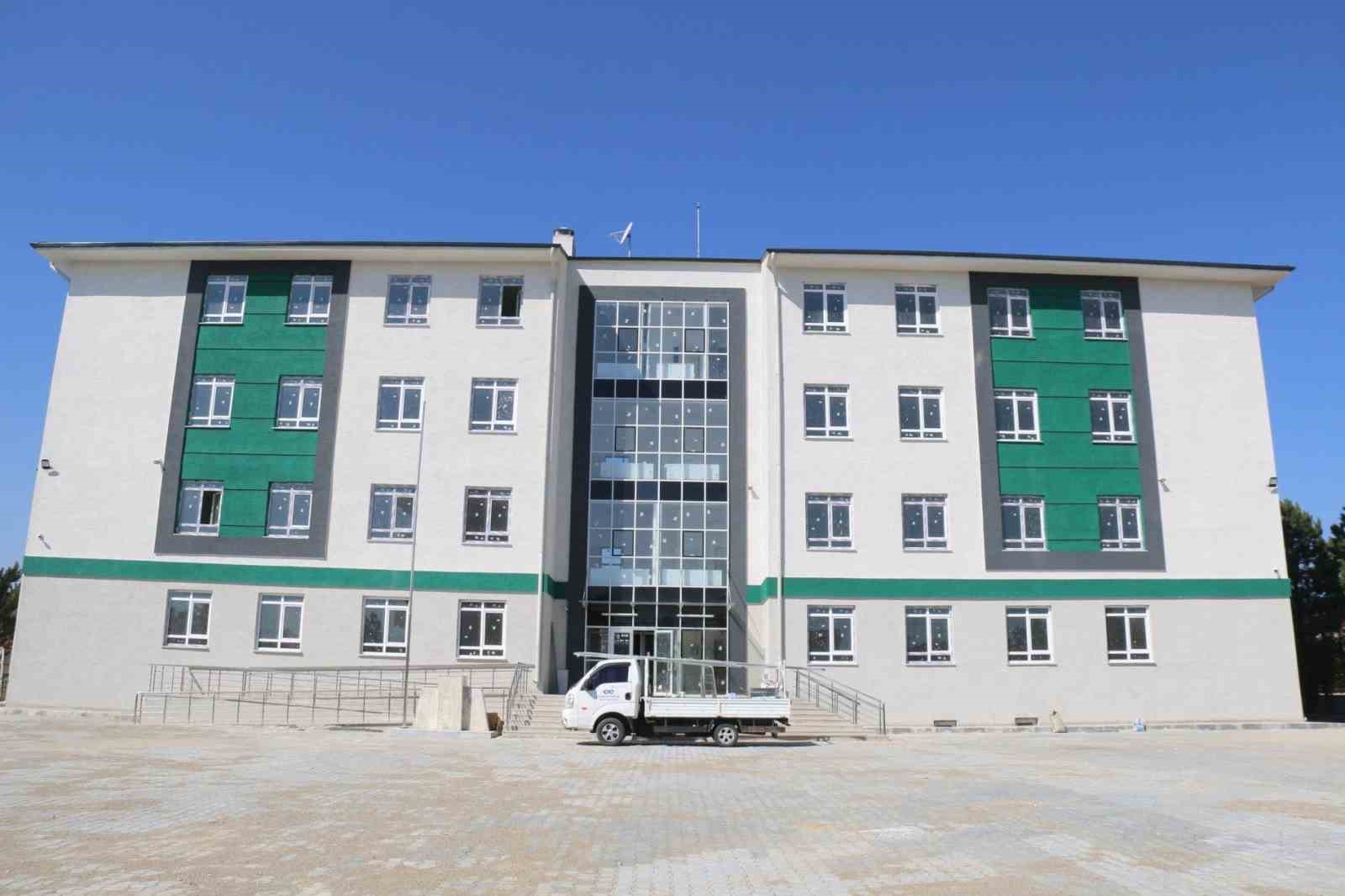 Müdür Başyiğit, yapımı devam okul inşaatlarında incelemelerde bulundu