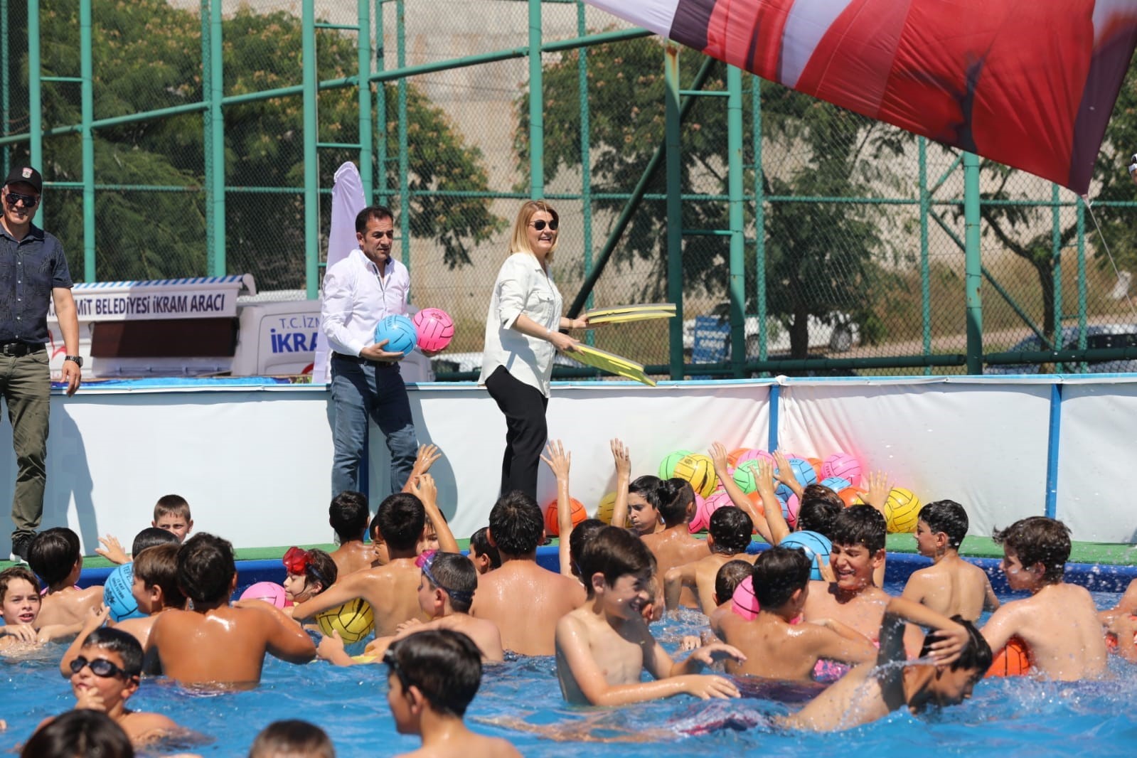 &Ccedil;ocuklar portatif y&uuml;zme havuzunda keyifli anlar yaşayacak
