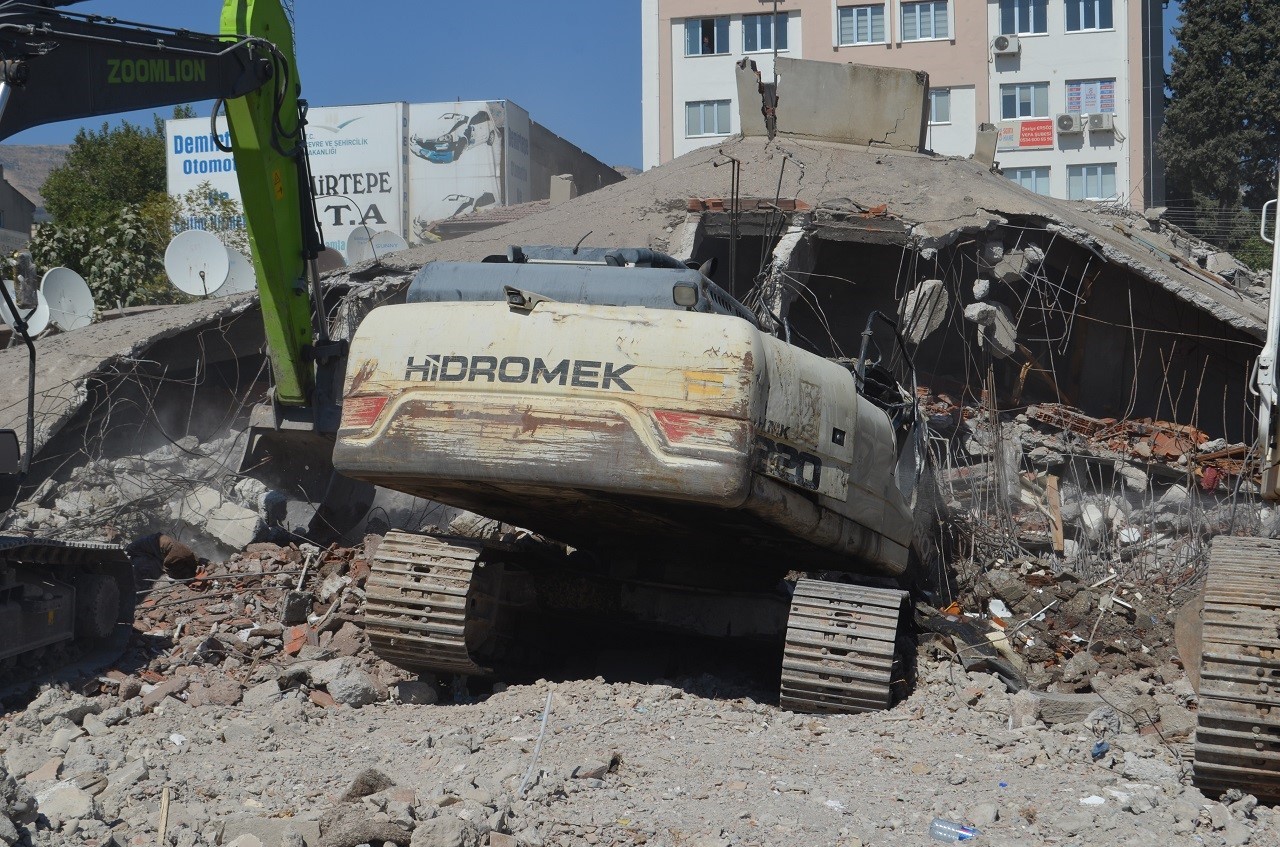 Yıkım esnasında iş makinesi enkaz altında kaldı
