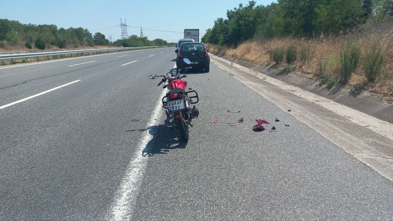 B&ouml;yle kaza bin de bir olur: Motosikletiyle babasının arabasına &ccedil;arptı
