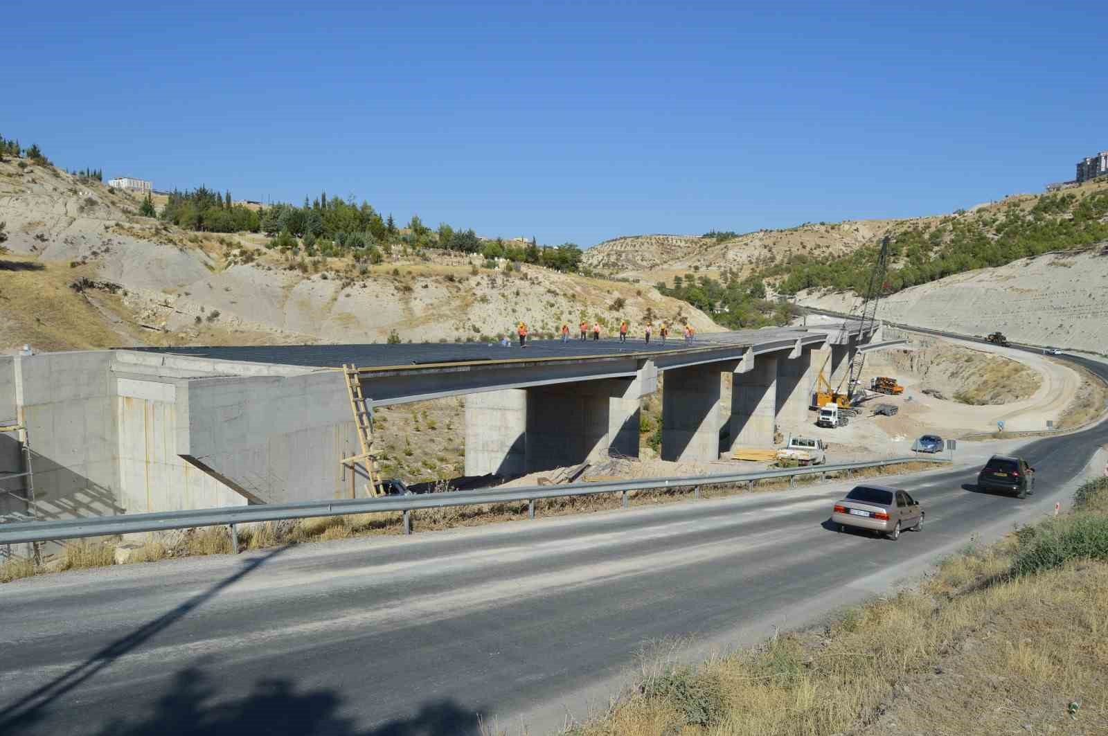 Bakan Uraloğlu Besni Viyadüğü’nde incelemelerde bulundu