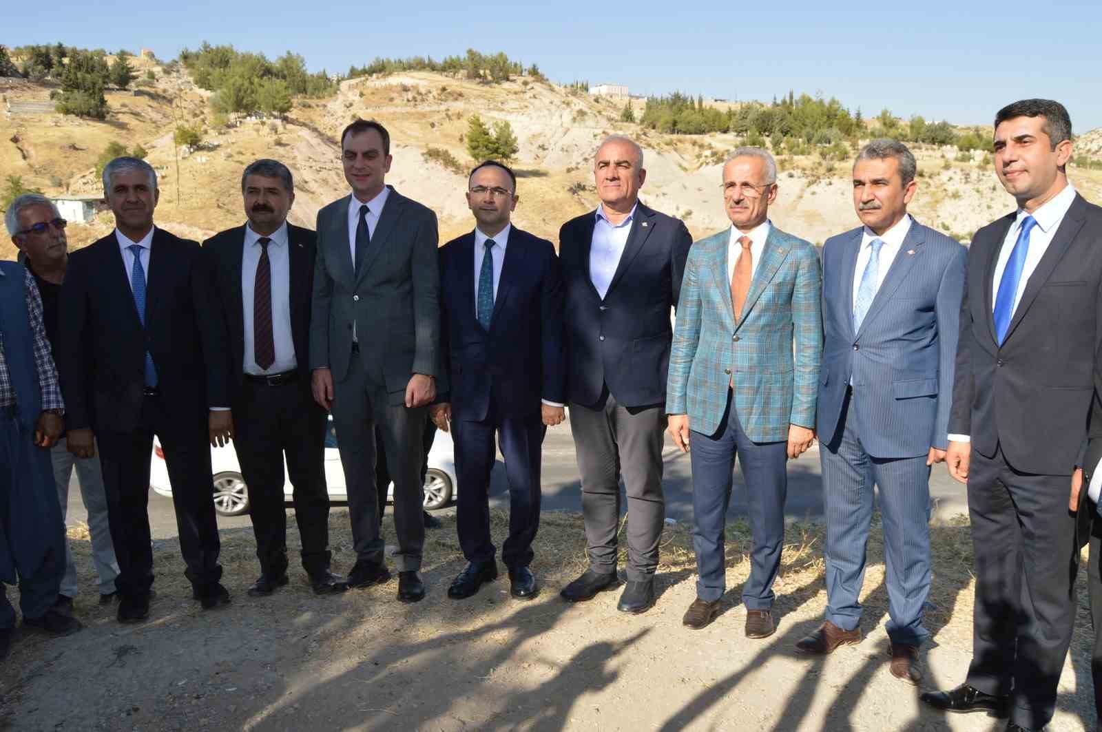 Bakan Uraloğlu Besni Viyad&uuml;ğ&uuml;&rsquo;nde incelemelerde bulundu
