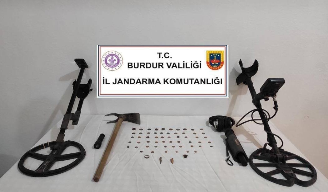 Burdur’da jandarmadan kaçak kazıya suçüstü
