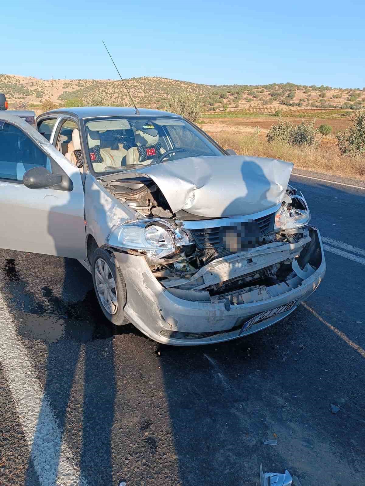 Mardin&rsquo;de otomobil minib&uuml;se &ccedil;arptı: 4 yaralı 