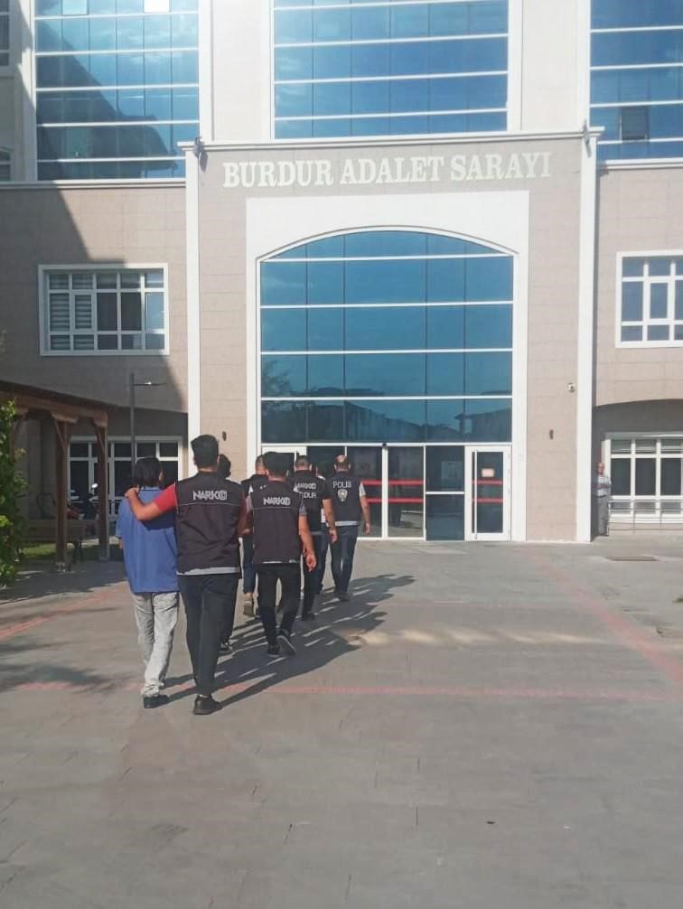 Burdur&rsquo;da uyuşturucu operasyonunda 3 tutuklama
