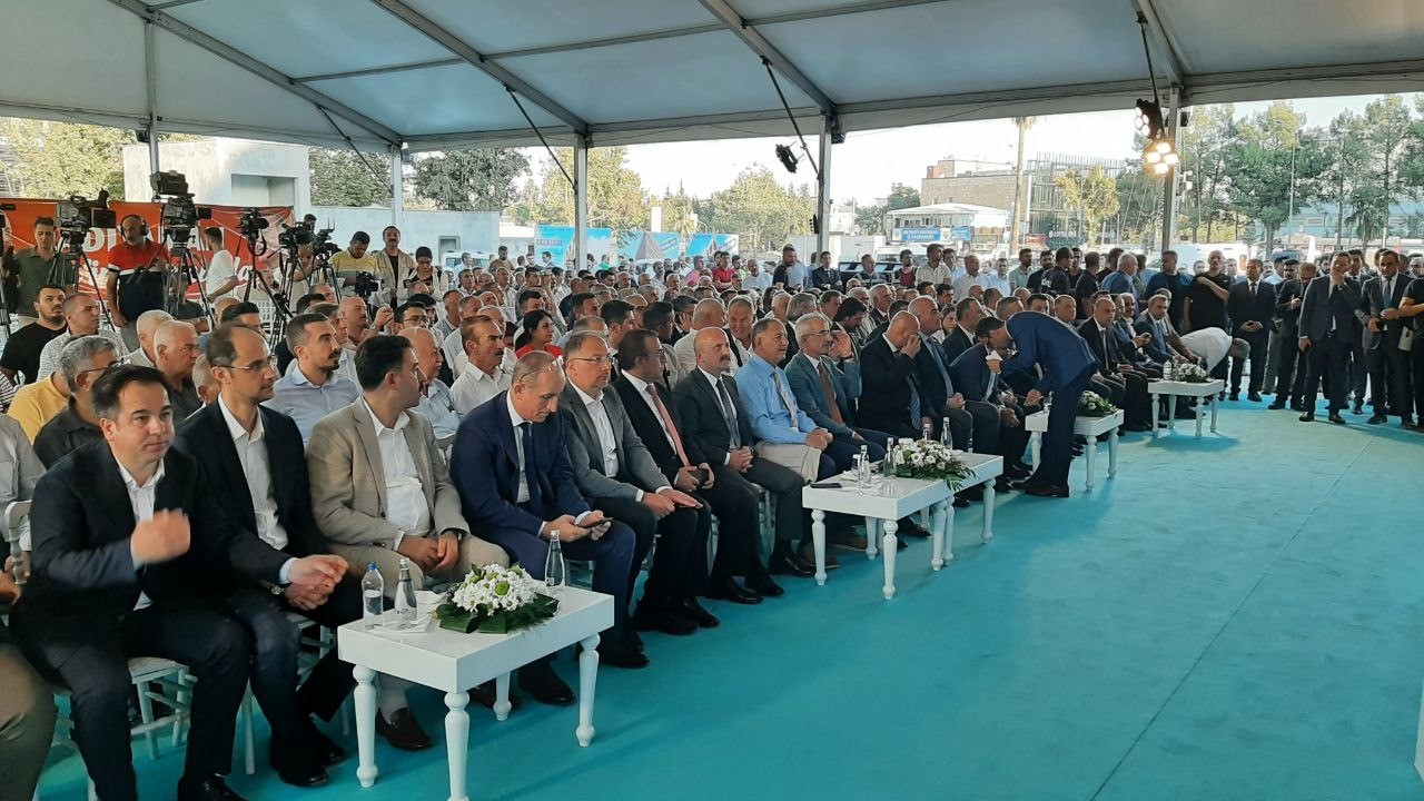 Bakan Uraloğlu: "&Ccedil;elikhan yolunun ihalesini 2023 yılında yapmış, 2024 yılında da &ccedil;alışmalara başlamış olacağız"
