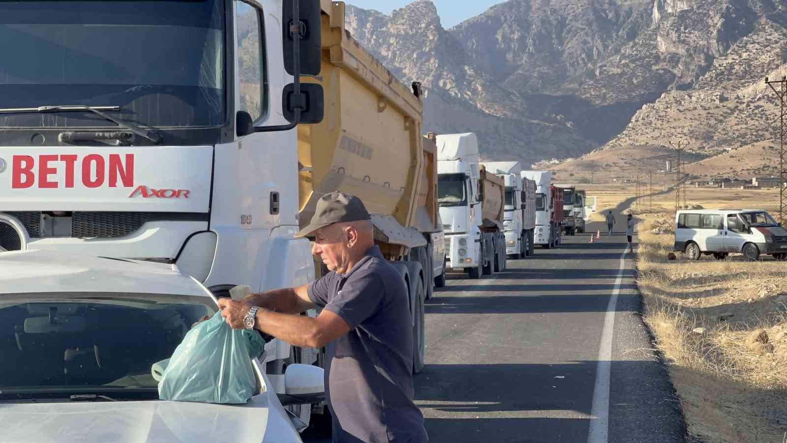 Şırnak&rsquo;ta tırın &ccedil;arptığı otomobil metrelerce s&uuml;r&uuml;klendi: 1 &ouml;l&uuml;, 2 yaralı 