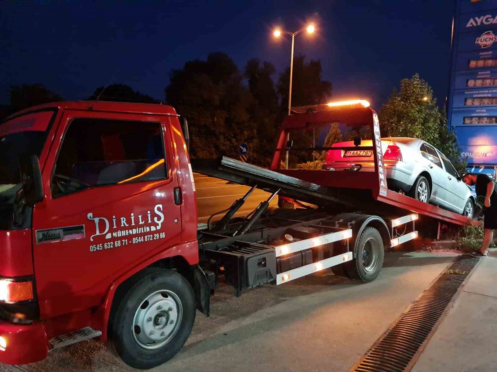 Otomobil akaryakıt istasyonun panosuna &ccedil;arptı
