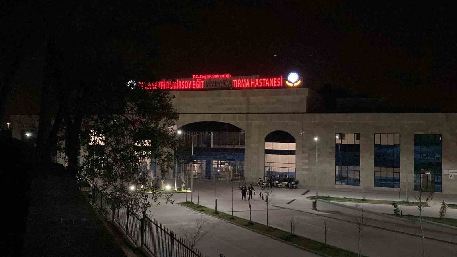 Silahlı kavga sırasında balkonda otururken yaralanan adam hayatını kaybetti