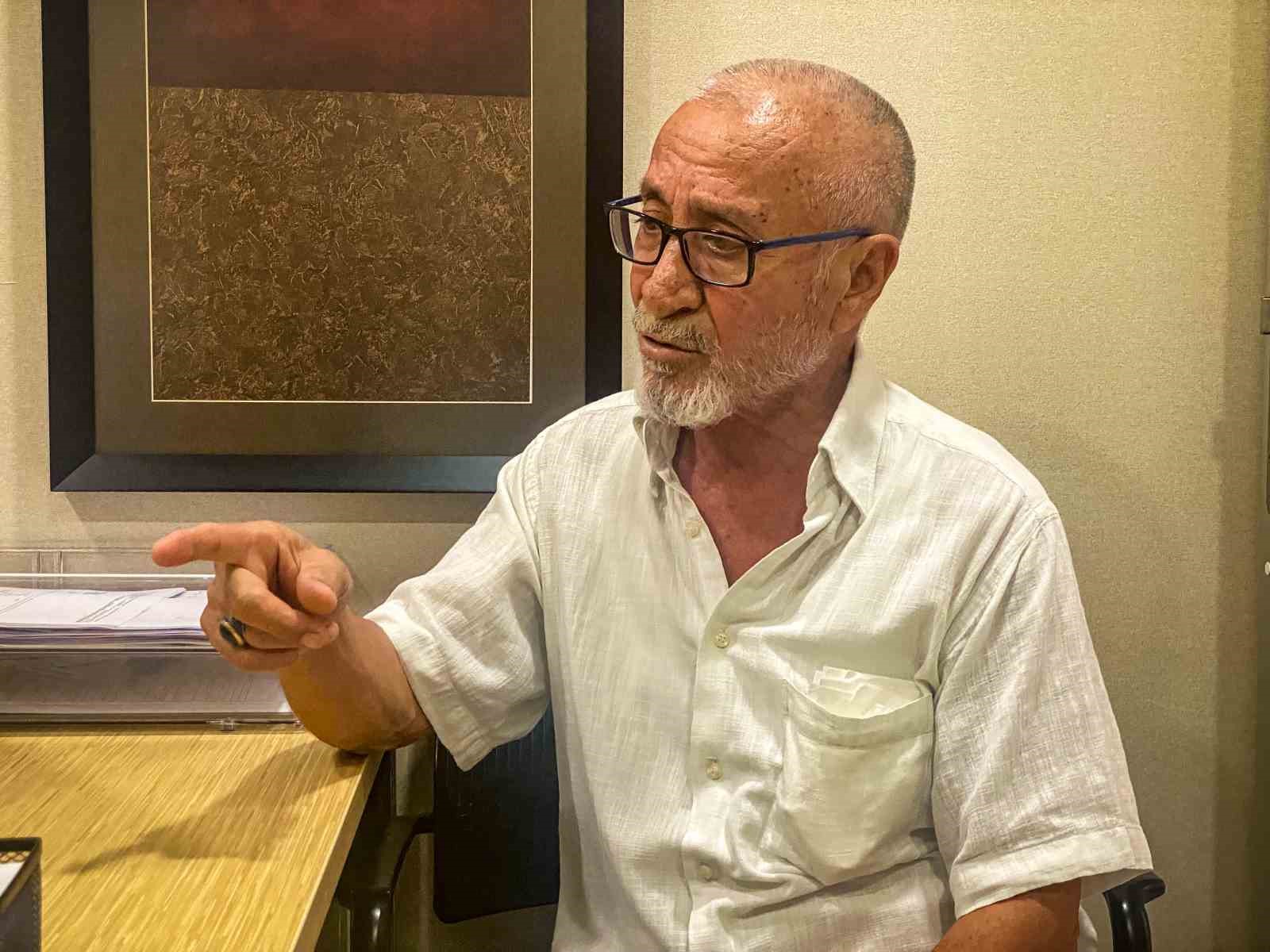 Hasta eşine bakmak i&ccedil;in ameliyat olmayı reddeden yaşlı adamdan fedakarlık &ouml;rneği
