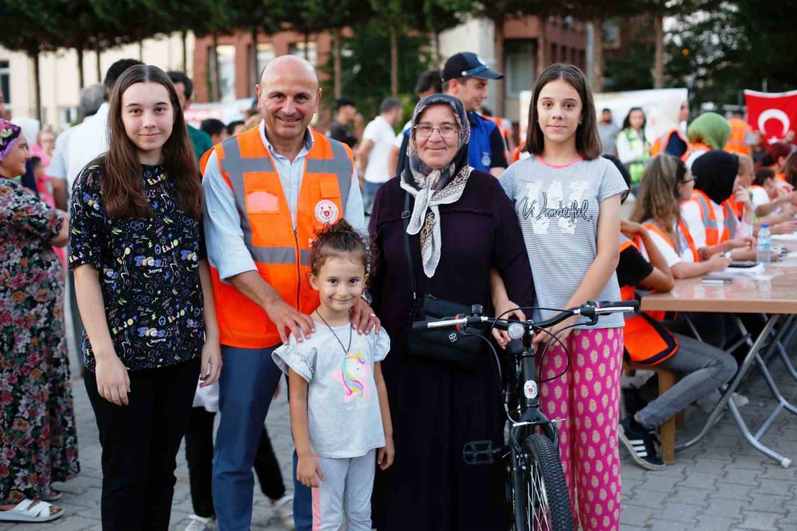 Altınova’da Her “Eve Bir Bisiklet” kampanyasında dağıtımlar devam ediyor