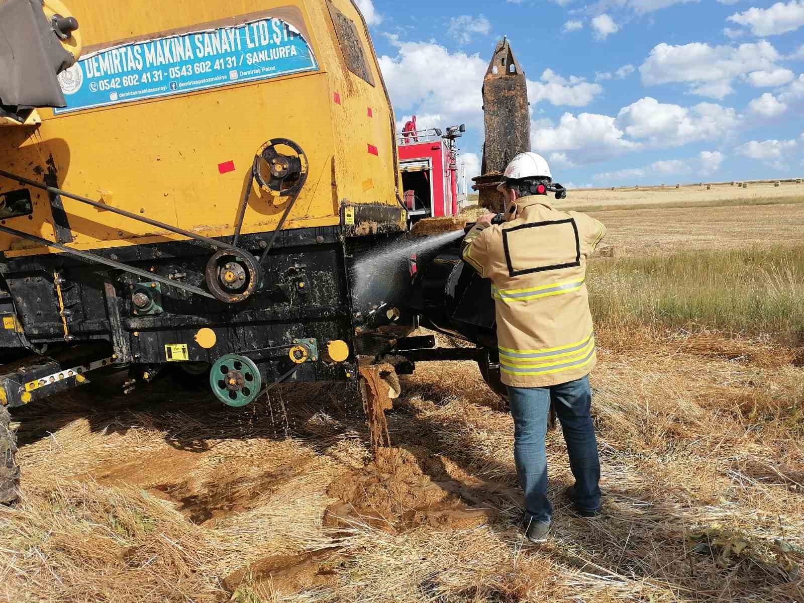 Kars’ta aşırı sıcaktan biçerdöverde yangın çıktı