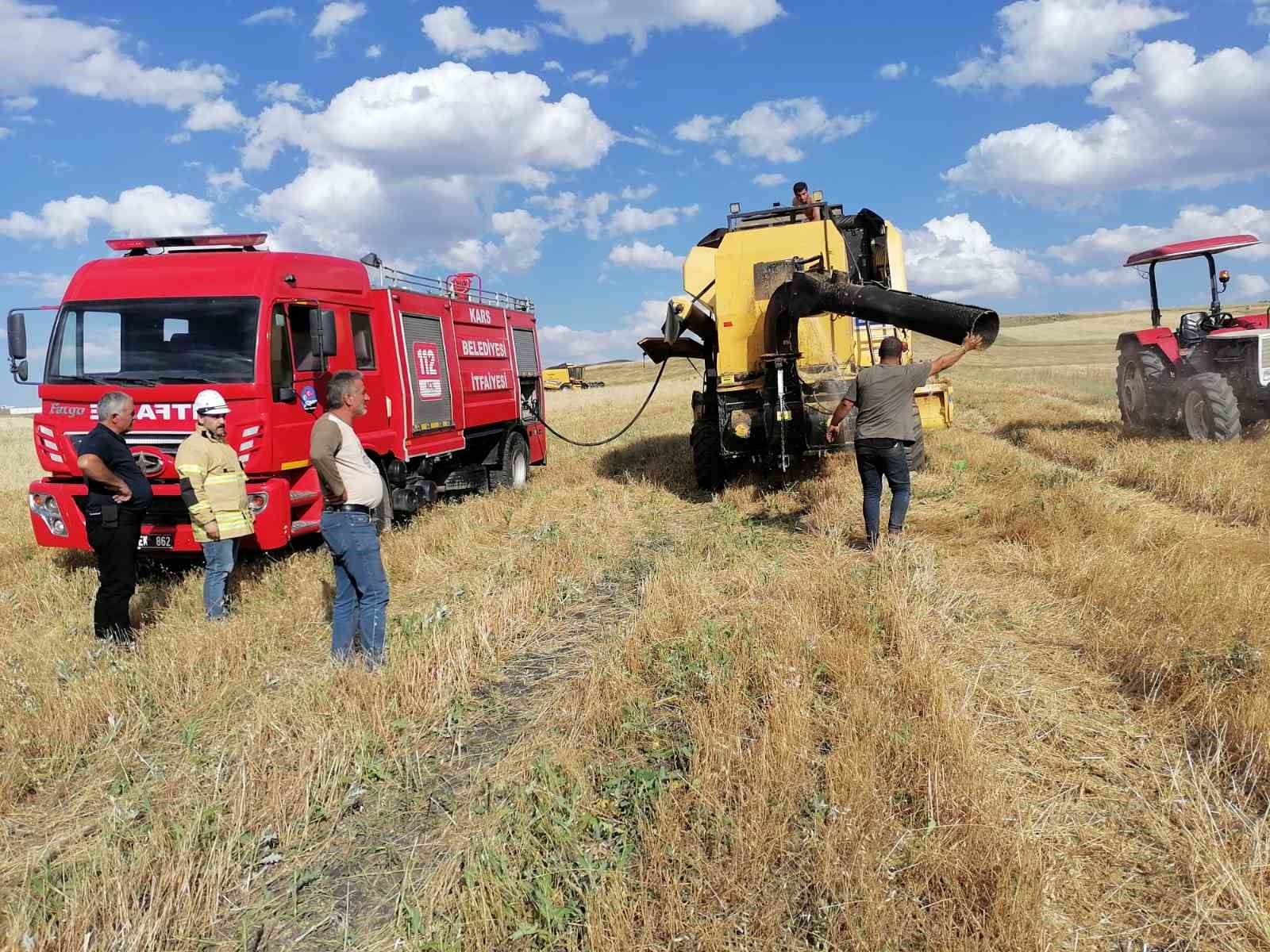 Kars’ta aşırı sıcaktan biçerdöverde yangın çıktı
