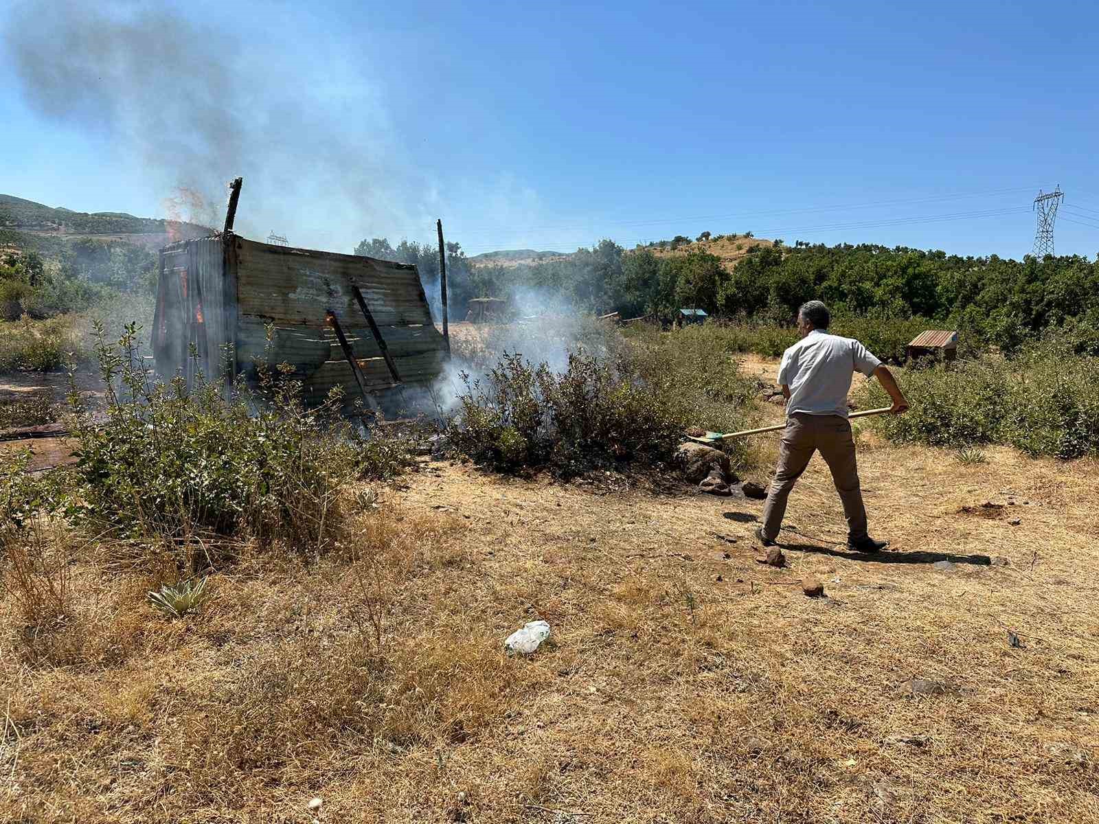 Bingöl’de metruk yapıda çıkan yangın ormanlık alana sıçramadan söndürüldü