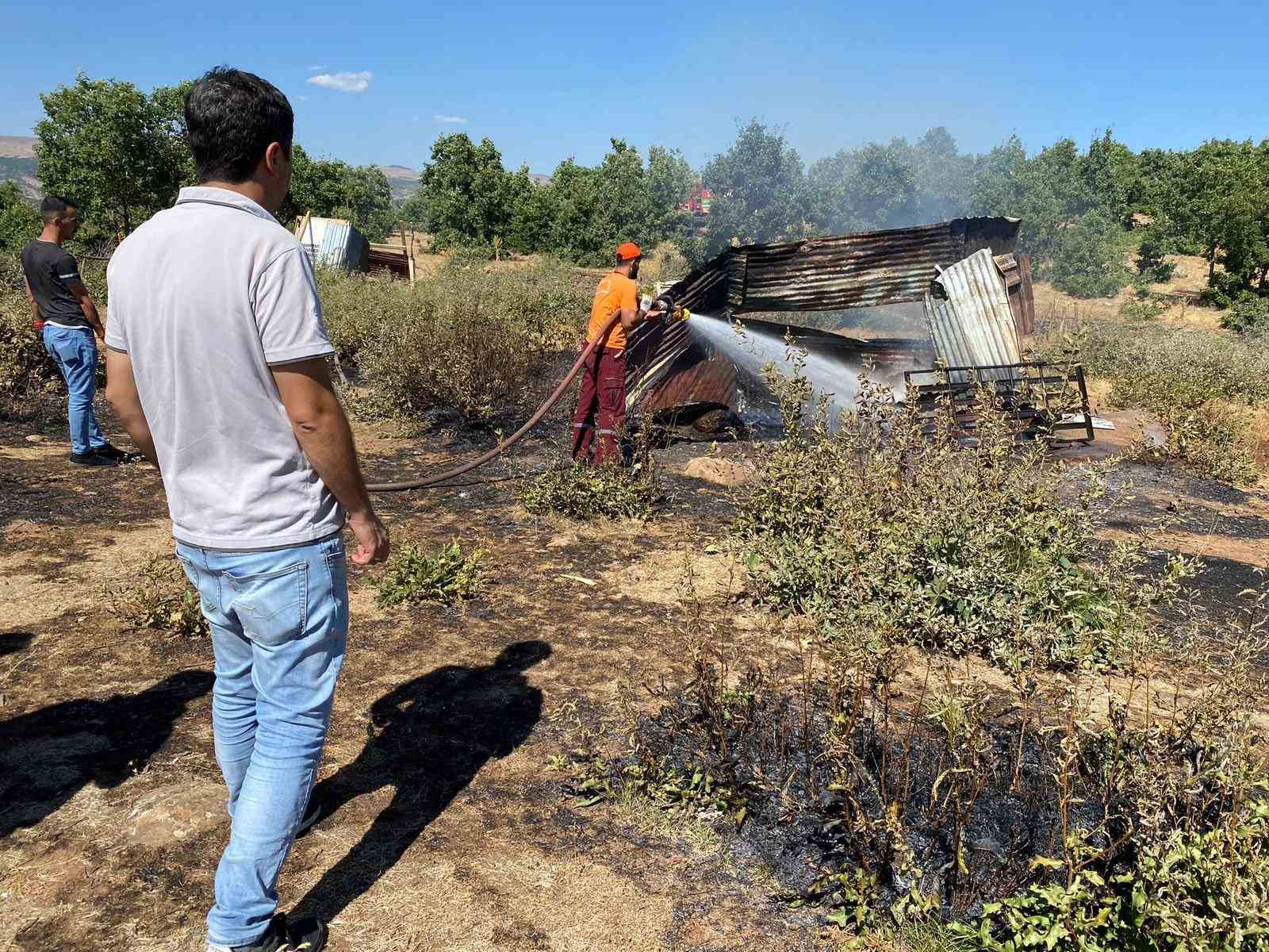 Bing&ouml;l&rsquo;de metruk yapıda &ccedil;ıkan yangın ormanlık alana sı&ccedil;ramadan s&ouml;nd&uuml;r&uuml;ld&uuml;
