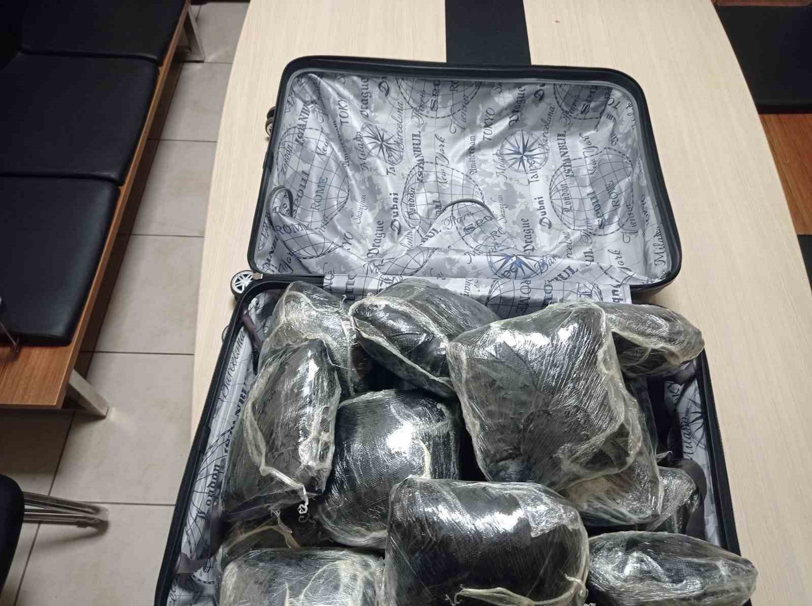 Valizden 10 kilogram uyuşturucu çıktı