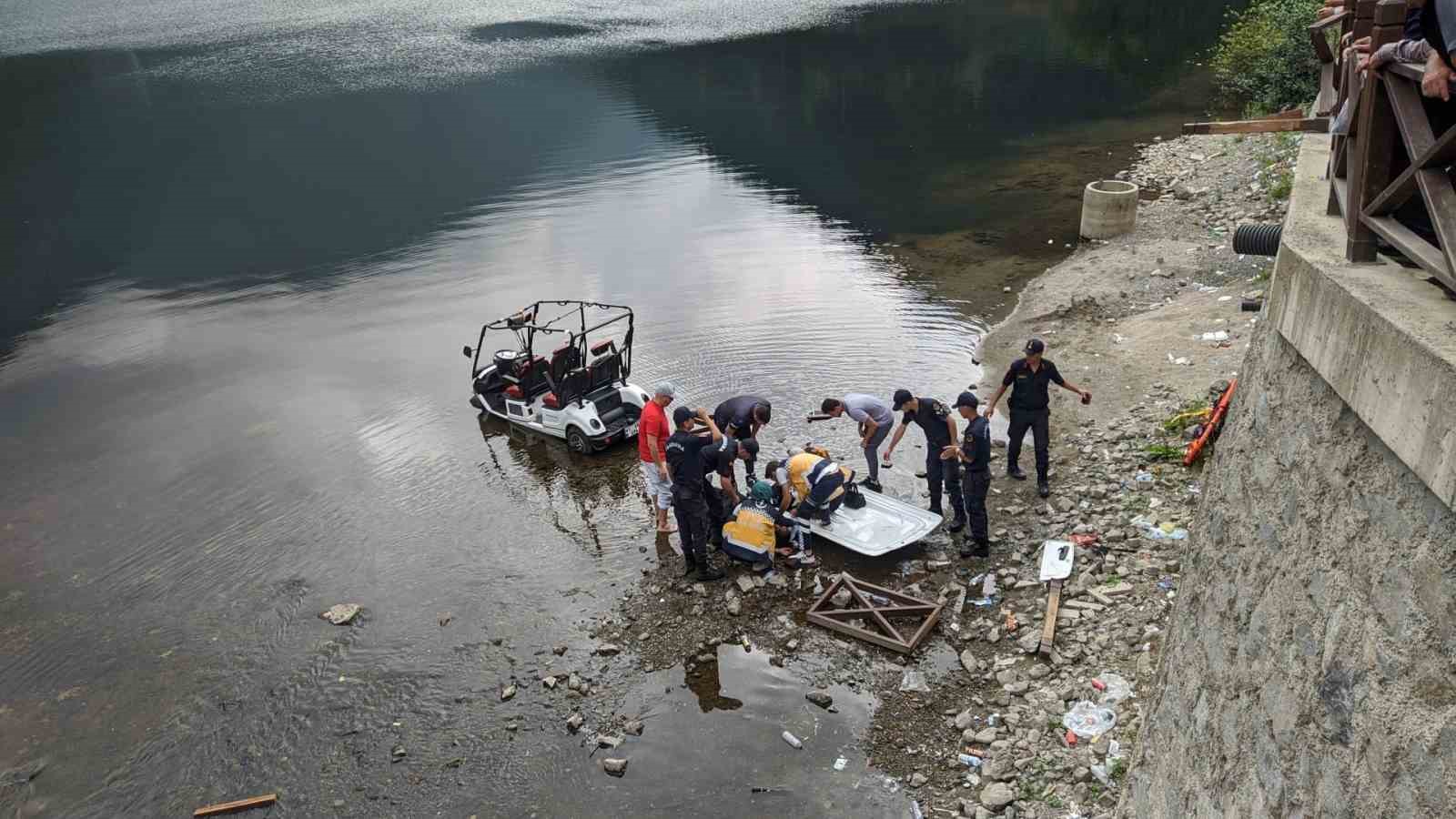 Golf aracıyla gezinti yapan Arap çift Uzungöl’e düştü:  2 yaralı