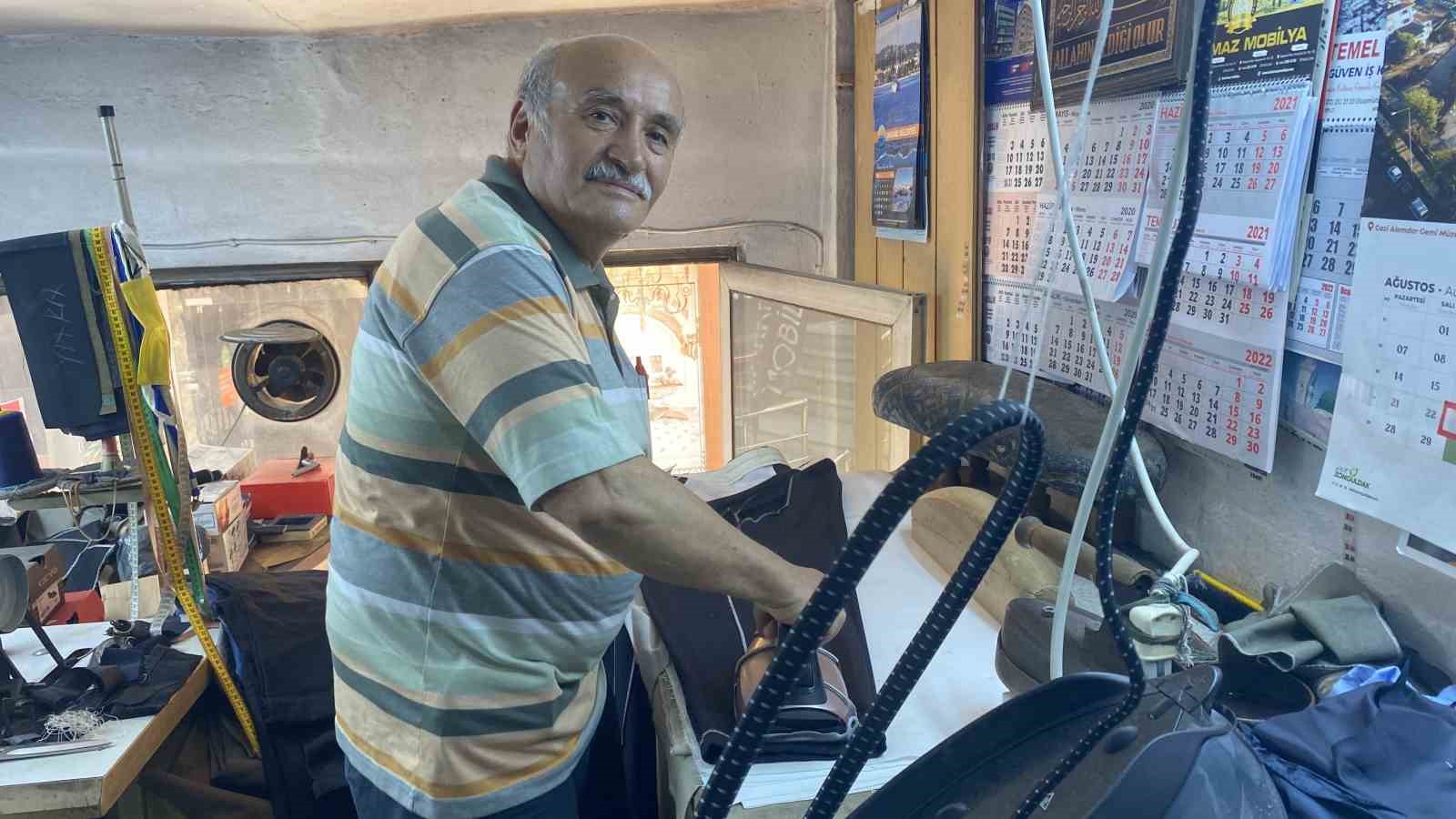 Yarım asırlık mesleğini sürdüren terzi: "Konfeksiyonlar mesleği bitirdi"