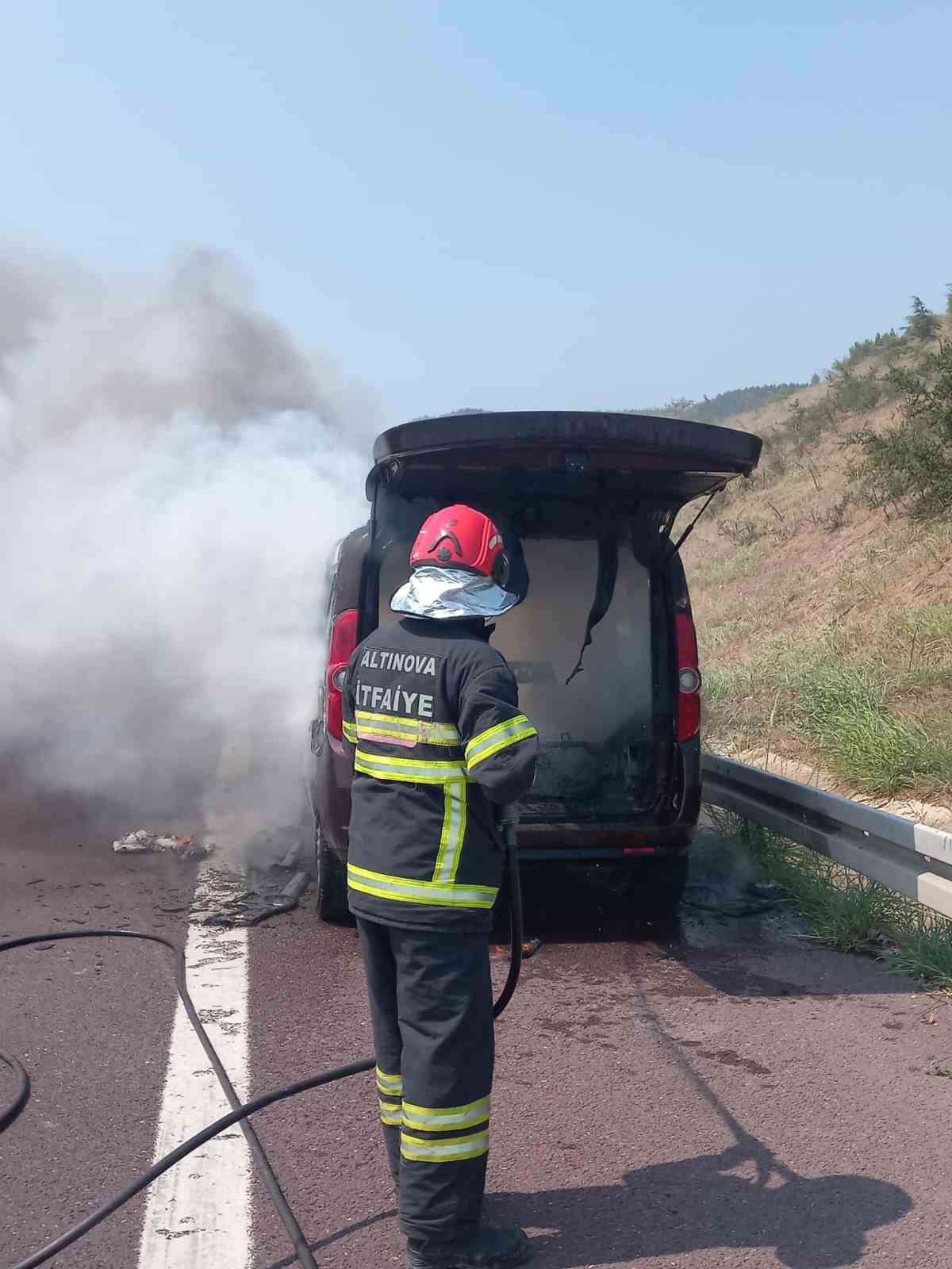 İstanbul - İzmir otobanı Altınova gişelerinde araç yangını
