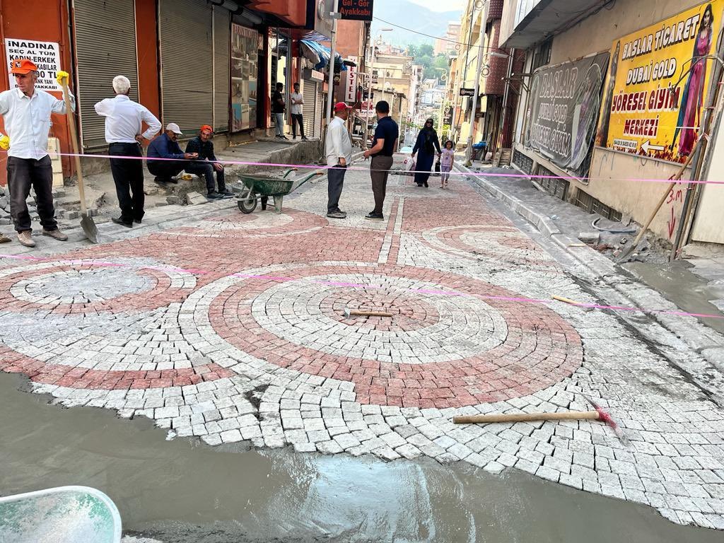 Hakkari Valisi &Ccedil;elik, sanat sokağı &ccedil;alışmalarını denetledi
