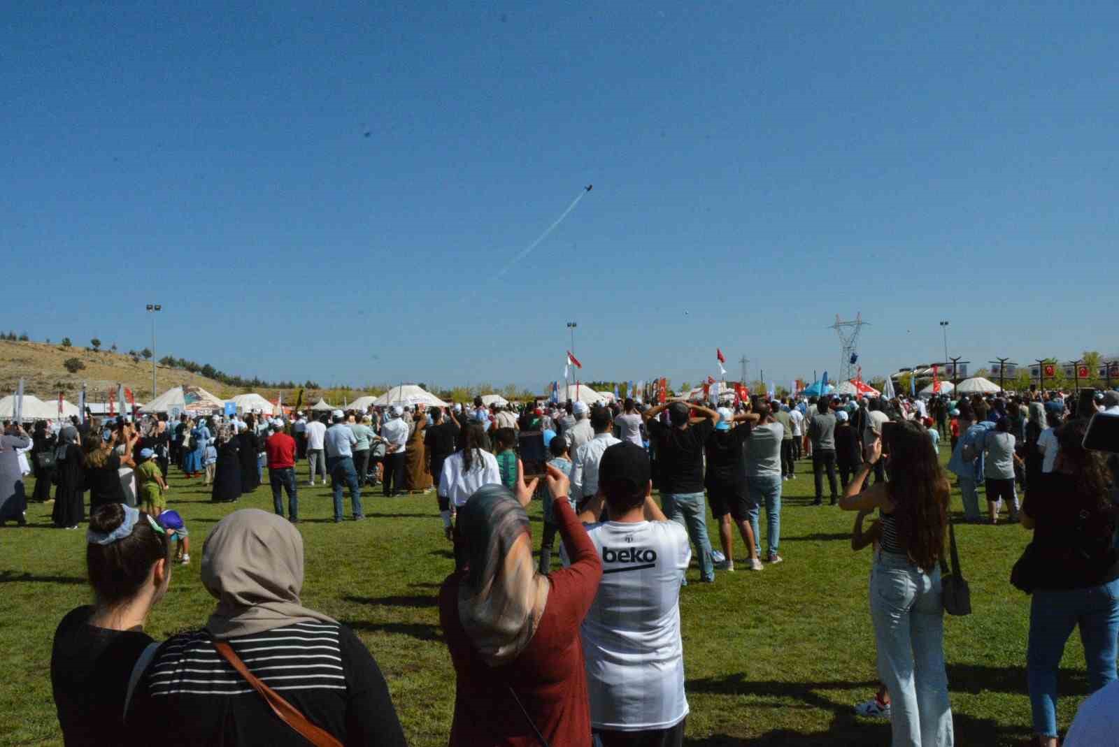 Siirt Belediyesi’nin tanıtım çadırı ve yöresel ürün stantları Ahlat’ta ilgi gördü