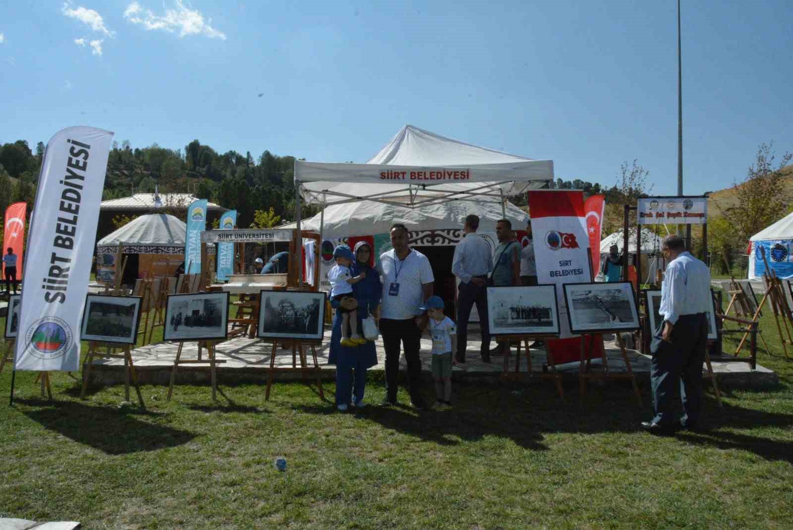 Siirt Belediyesi&rsquo;nin tanıtım &ccedil;adırı ve y&ouml;resel &uuml;r&uuml;n stantları Ahlat&rsquo;ta ilgi g&ouml;rd&uuml;

