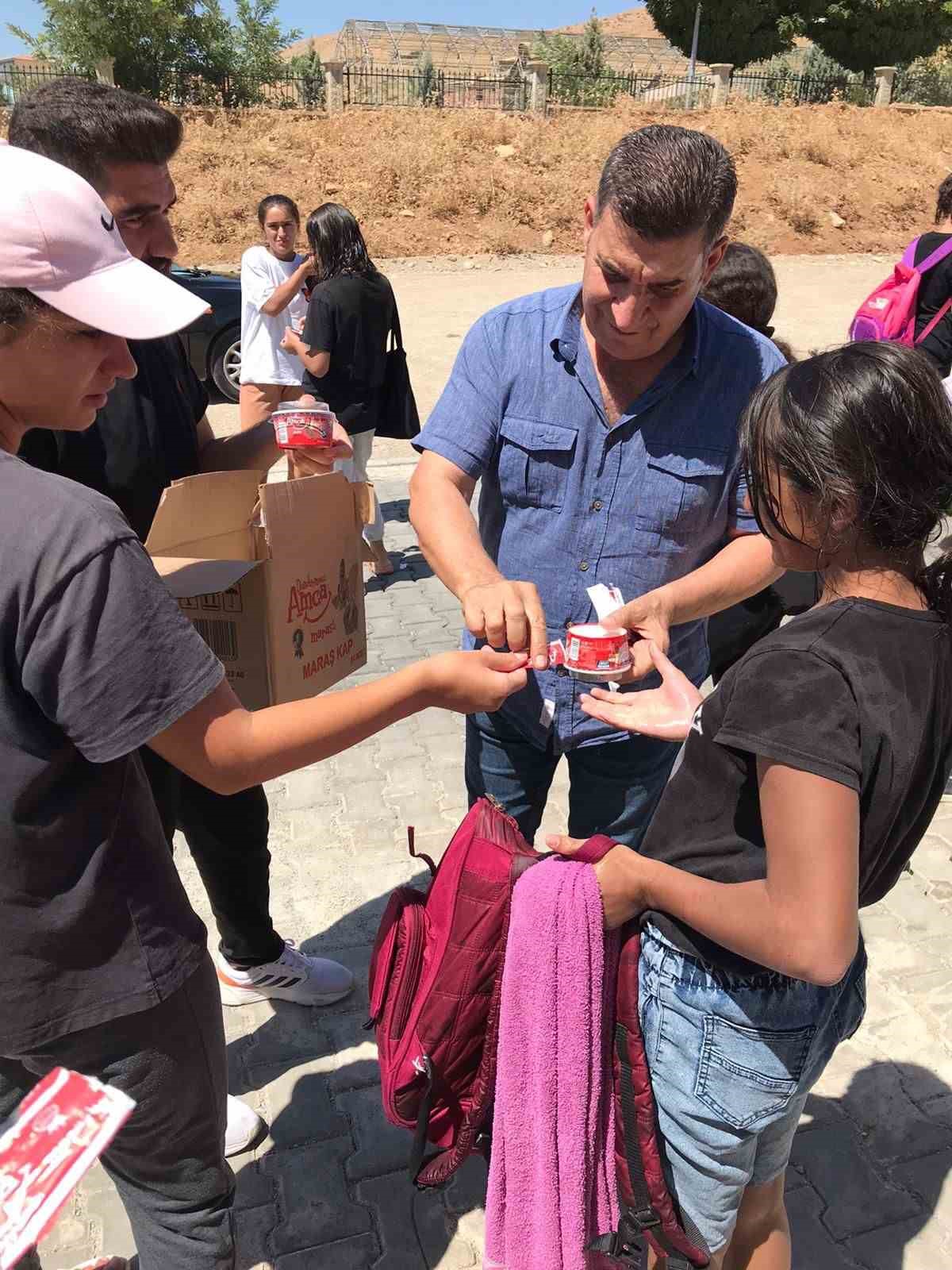 Kozluk’ta 700 kişiye yüzme eğitimi veriliyor