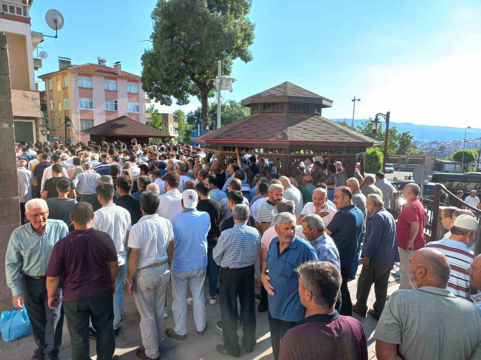 Pompalı tüfekle vurulan genç toprağa verildi