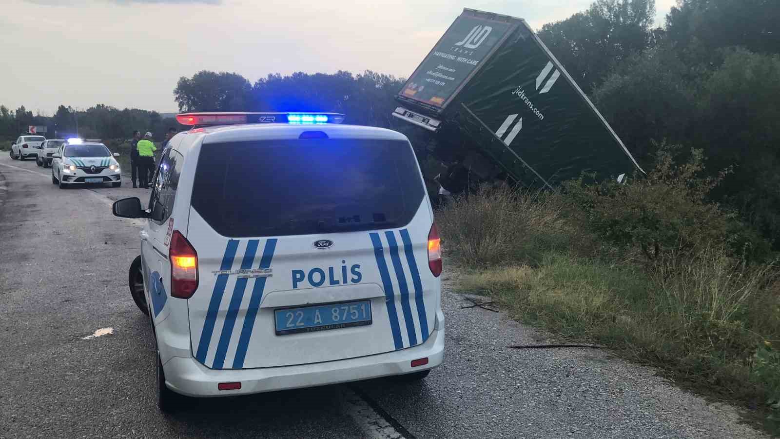 Kazada kalbi duran tır sürücüsü yapılan kalp masajına rağmen kurtarılamadı