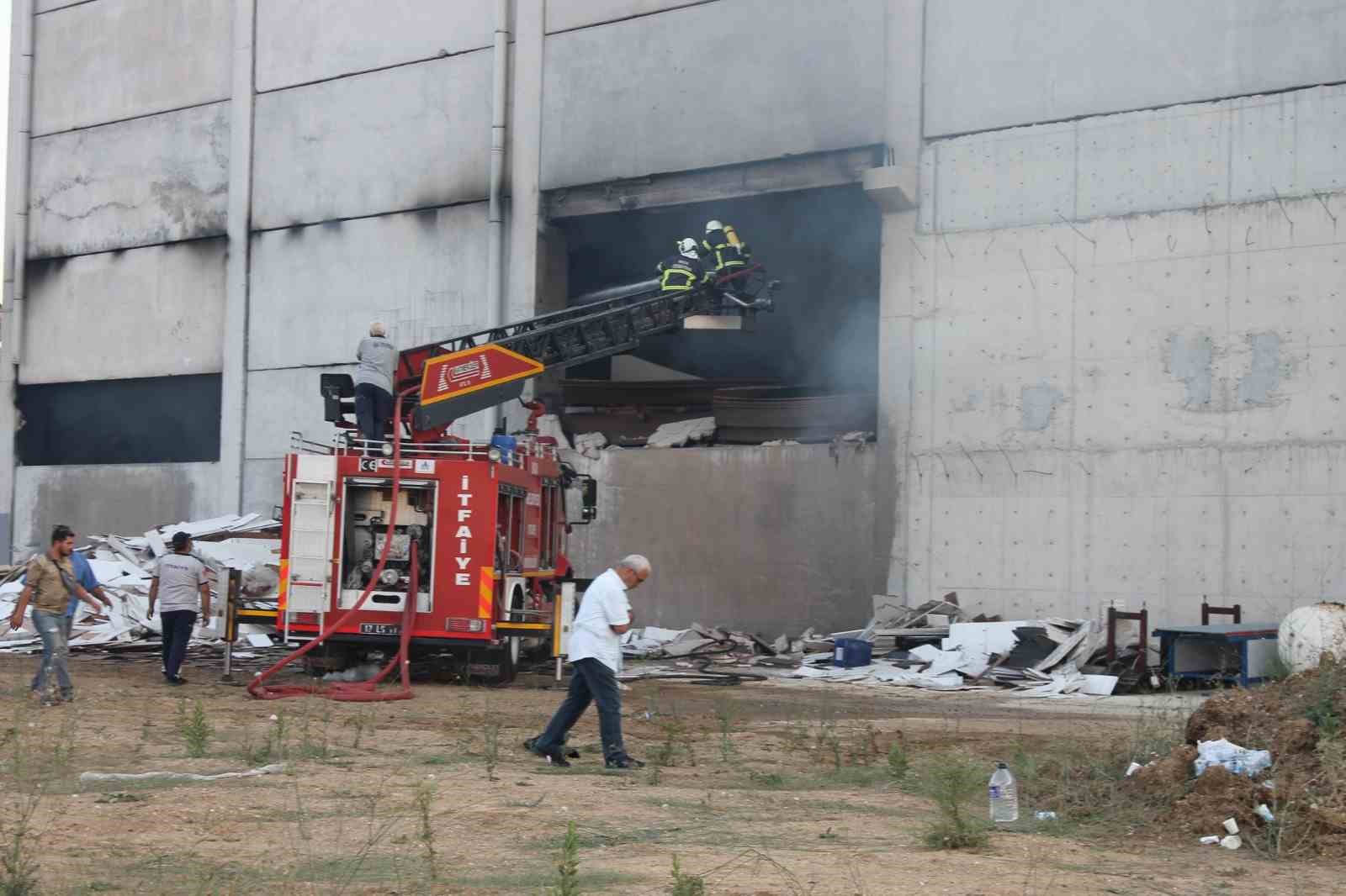Biga’da mobilya fabrikasında çıkan yangın söndürüldü