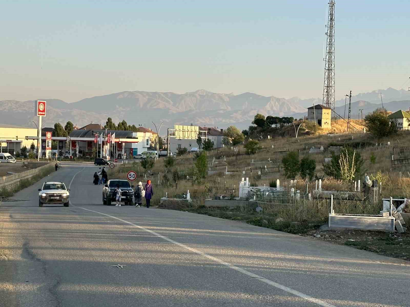 Yüksekova’da mezarlıkta yer kalmadı, mezarlar yola taştı
