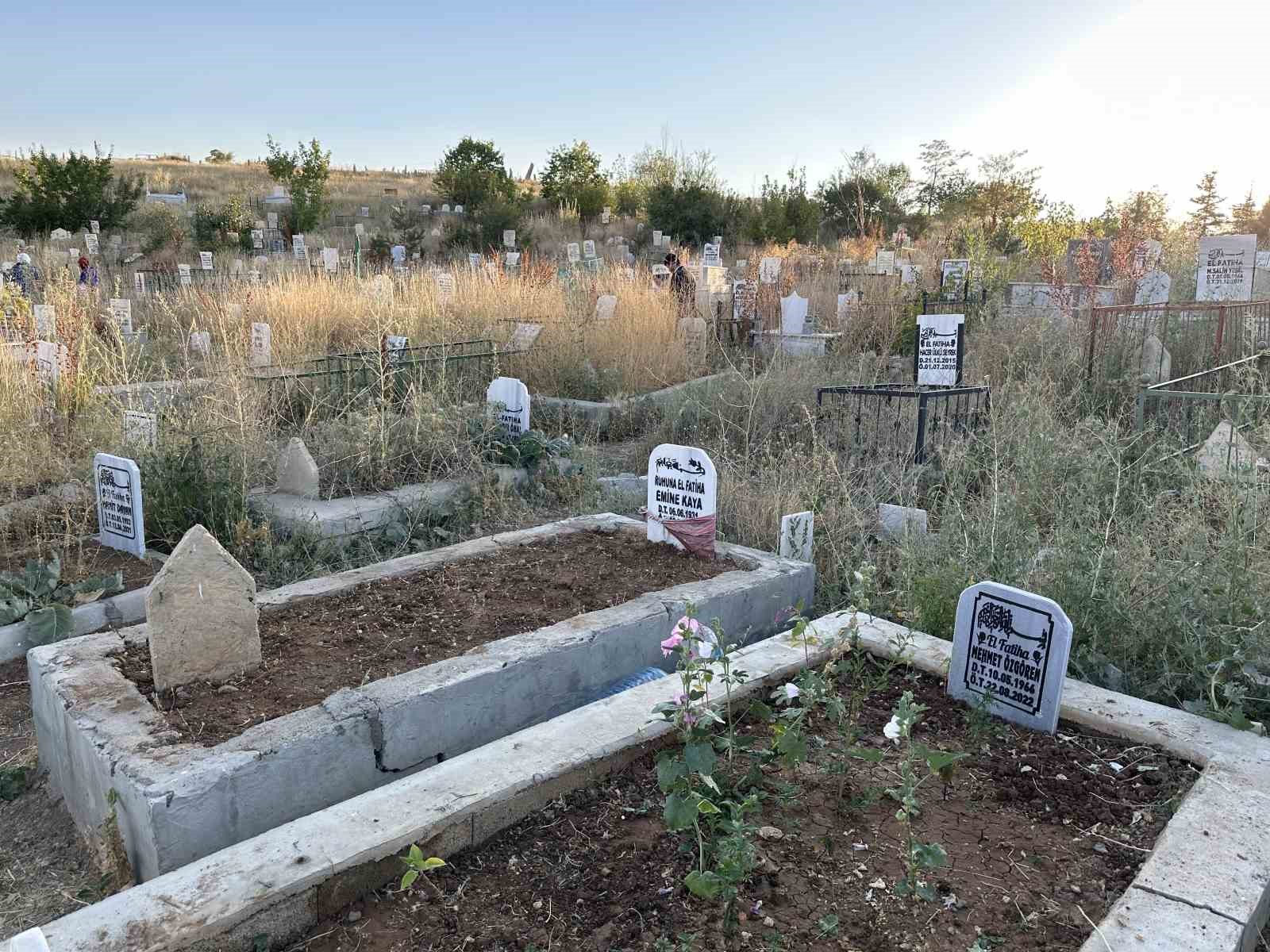Yüksekova’da mezarlıkta yer kalmadı, mezarlar yola taştı