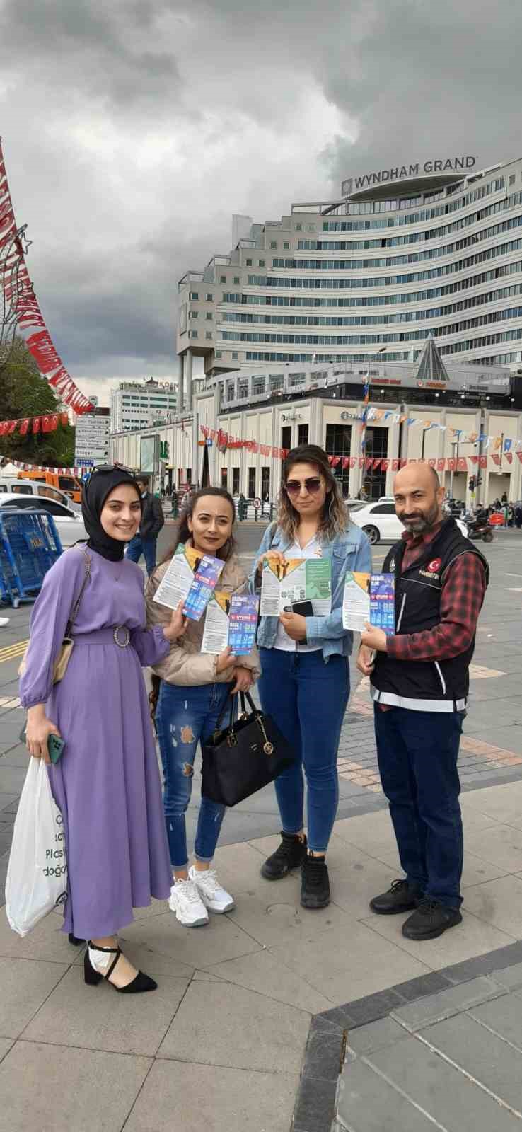 Polis bir yandan tacirlere geçit vermiyor, bir yandan da halkı bilgilendiriyor