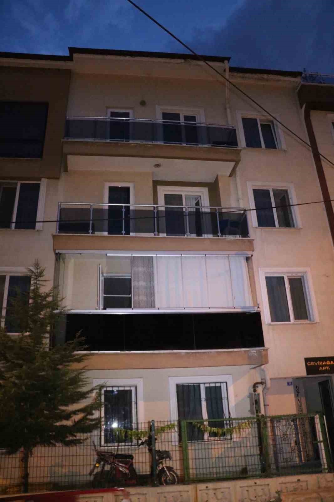 Afyonkarahisar&rsquo;da dairede patlama meydana geldi, mahalleli korkudan sokağa d&ouml;k&uuml;ld&uuml;
