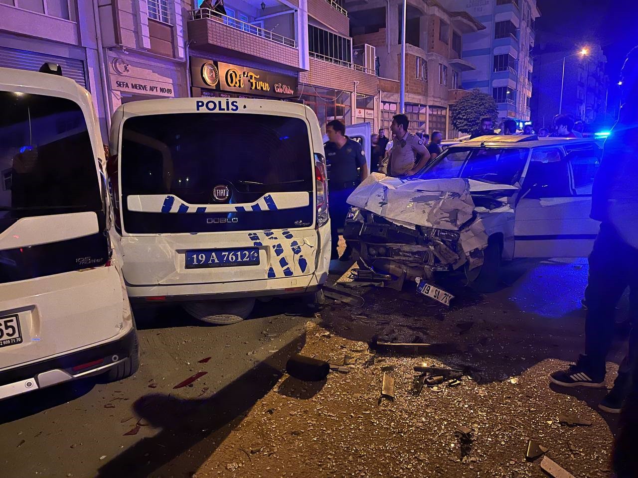 Kontrolden çıkan otomobil park halindeki polis otosuna böyle çarptı: 3 yaralı