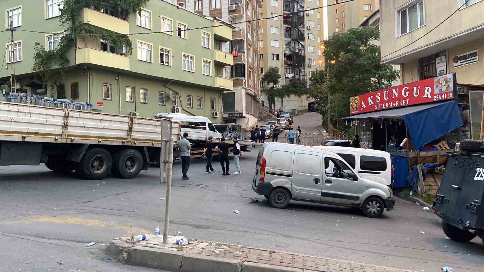 Kağıthane&rsquo;de 2 polisin yaralandığı 1 saldırganın &ouml;ld&uuml;ğ&uuml; uyuşturucu operasyonundaki sokakta incelemeler devam ediyor
