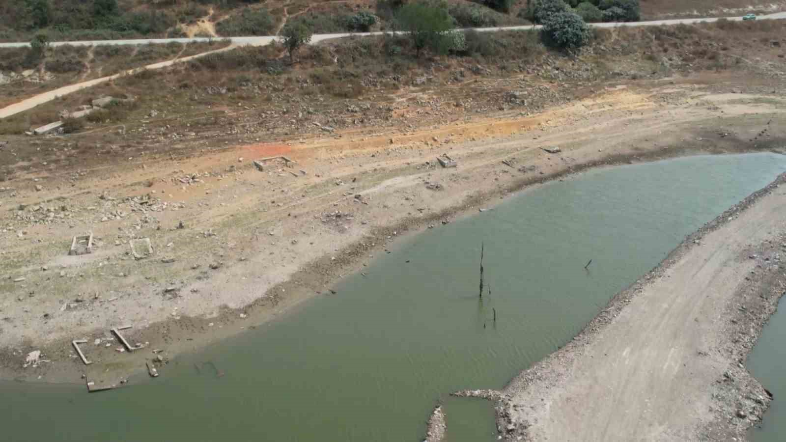 Sular çekildi, tarihi Şamlar Mahallesi’ndeki asırlık mezar ortaya çıktı