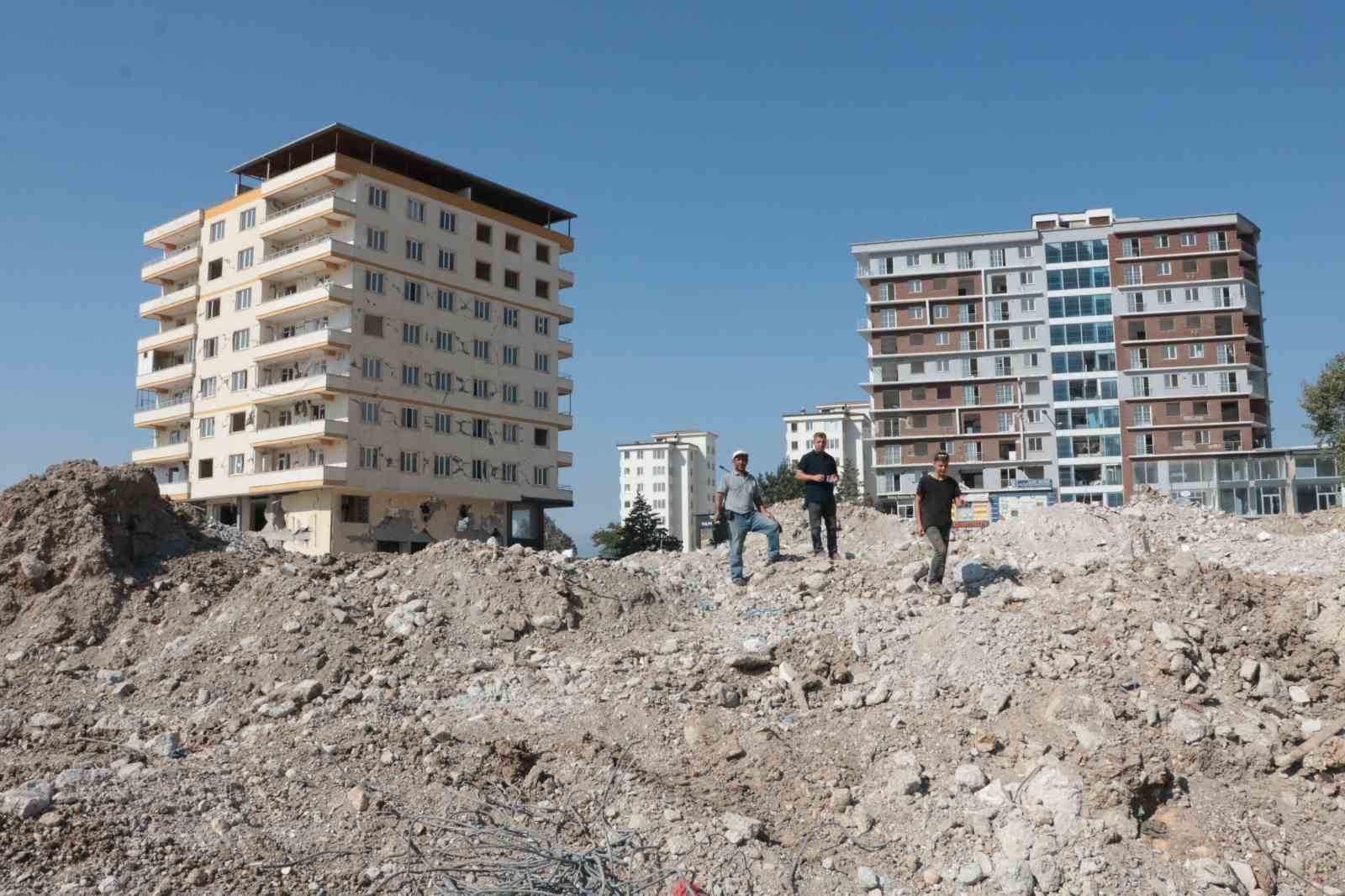 Depremin simgesi Ebrar Sitesi&rsquo;nde enkaz kalmadı
