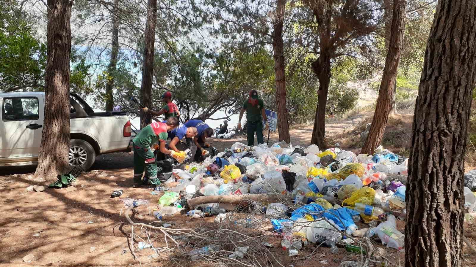 Menteşe’de ekipler Akbük Koyu’nda 2 ton çöp topladı