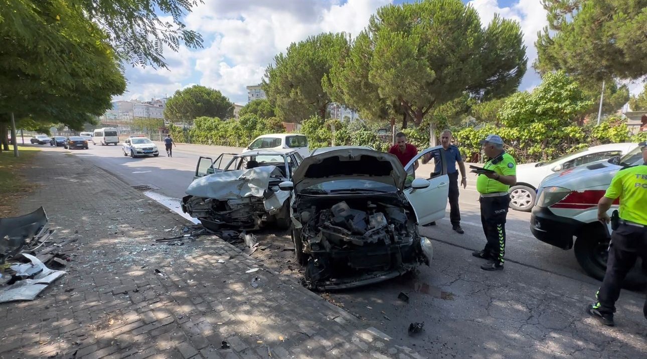 Samsun’da 2 otomobil kafa kafaya çarpıştı: 3 yaralı