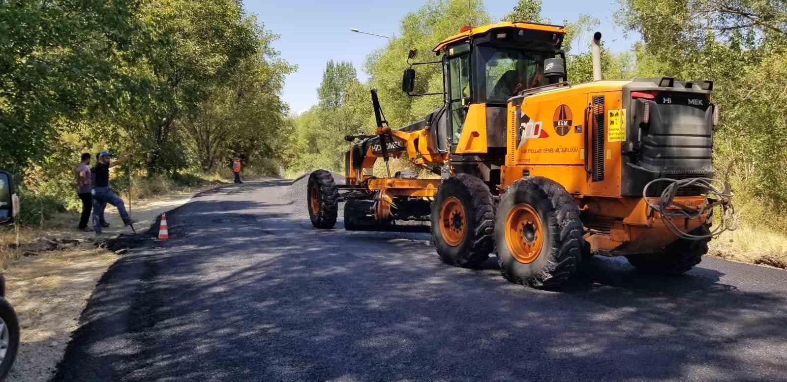 Valinin talimatıyla &Ccedil;ağlayan yolu asfalta kavuştu
