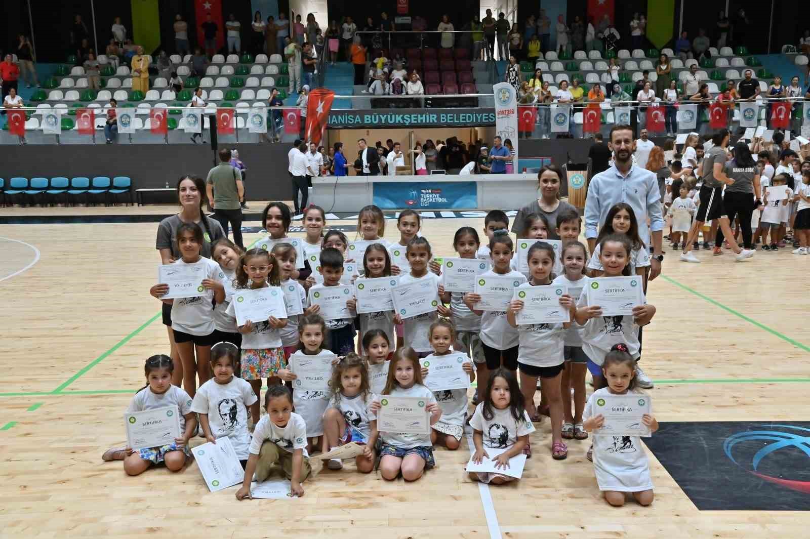 Manisa&rsquo;da b&uuml;y&uuml;kşehirin yaz spor okullarında 2023 d&ouml;nemi t&ouml;renle sona erdi
