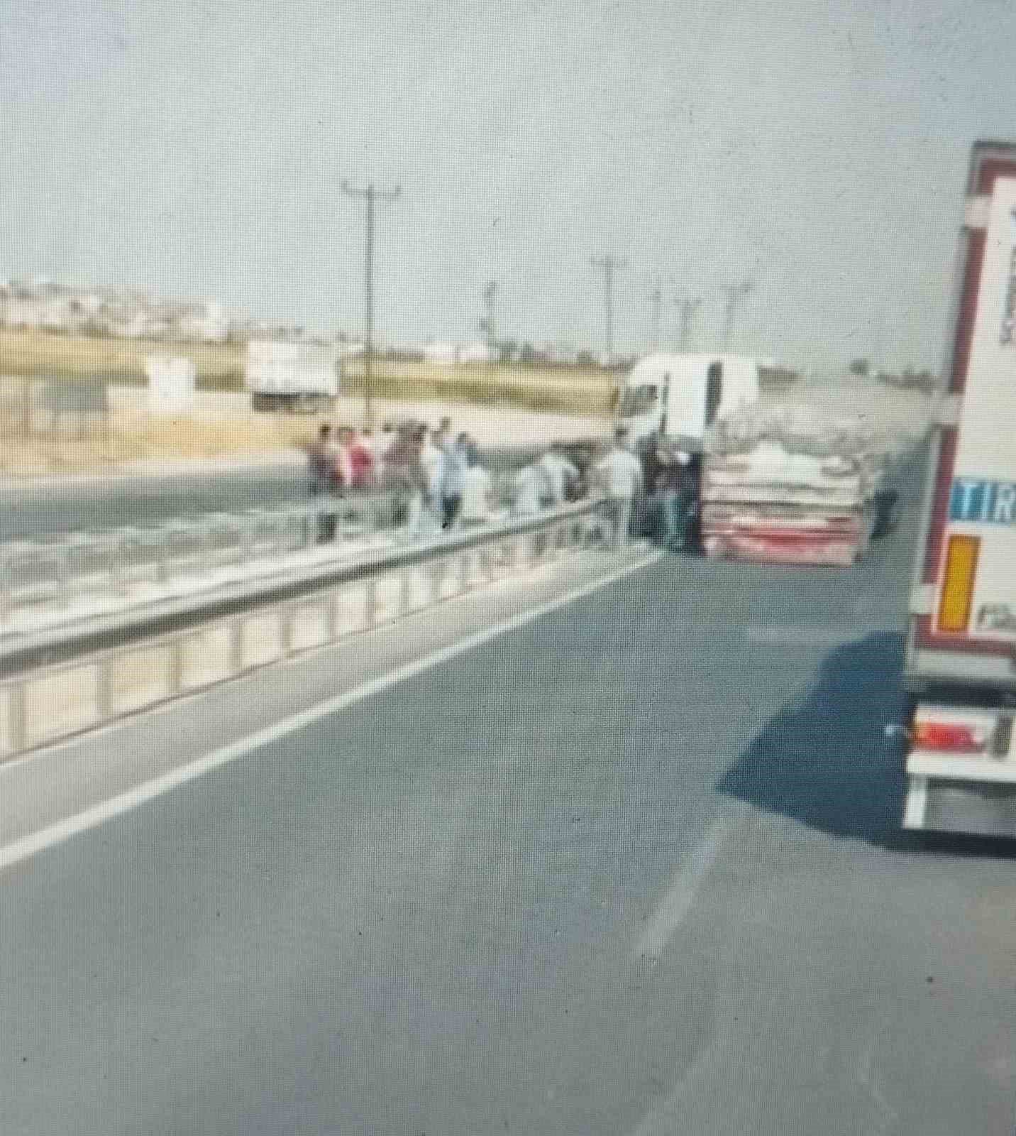 3’ü çocuk 6 kişinin bulunduğu araca tır çarptı